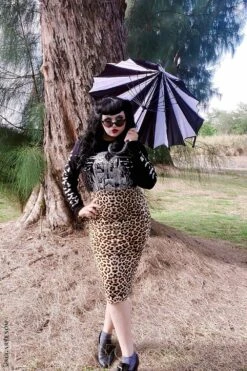 Batwing Pagoda Umbrella [BLACK/WHITE STRIPED] -Vampirefreaks Sale Store batwing pagoda umbrella blackwhite striped umbrellas 533174