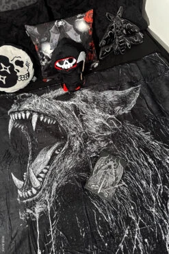 Lycanthrope Throw Blanket -Vampirefreaks Sale Store horror blanket 44326160 6e59 4326 91b2 4d3d0debba69